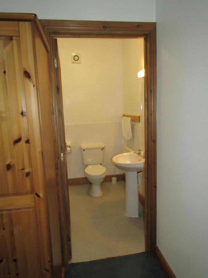 The Belted Will Inn Farlam Exteriör bild